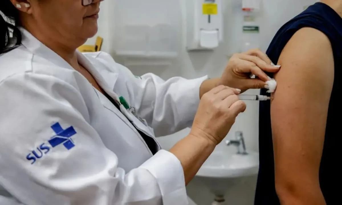 Vacinas contra a dengue próximas do vencimento poderão ser aplicadas em pessoas fora da faixa etária estipulada