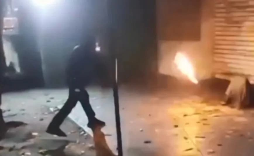 VÍDEO: Adolescente é detido após incendiar morador de rua e transmitir em live