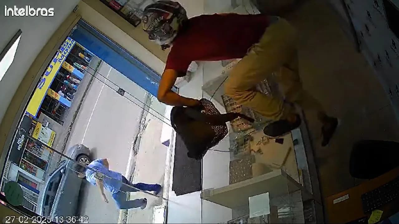 VÍDEO: Câmeras captam assalto em joalheria no Alvorada; uma pessoa morreu durante ação