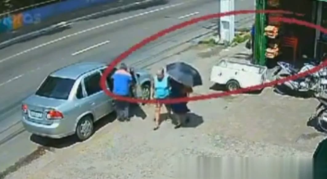 VÍDEO: Idosa é assaltada na Compensa e tem toda sua aposentadoria levada