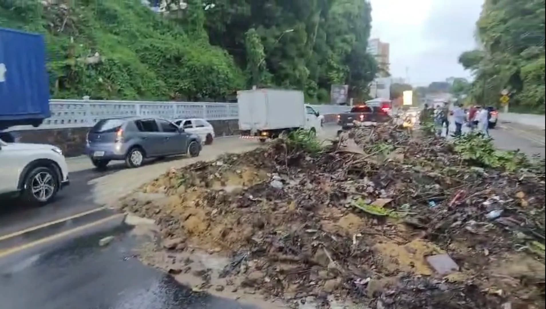 VÍDEOS: Barranco desaba na Avenida Mário Ypiranga durante forte chuva em Manaus