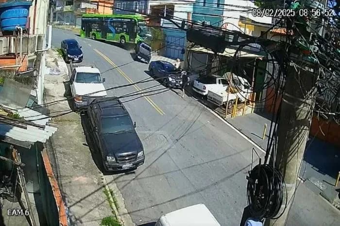 VÍDEO: Ônibus perde controle e colide contra picape e árvore em São Paulo
