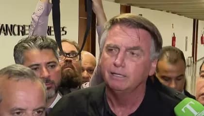 Bolsonaro questiona inelegibilidade e chama Lula de “incompetente”