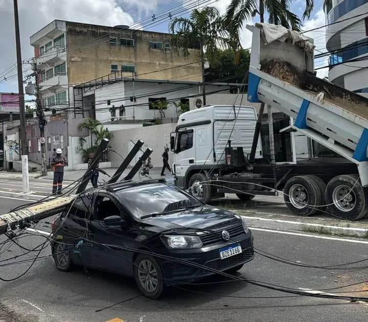 VÍDEO: Caçamba derruba poste durante obras na avenida Maceió, em Manaus