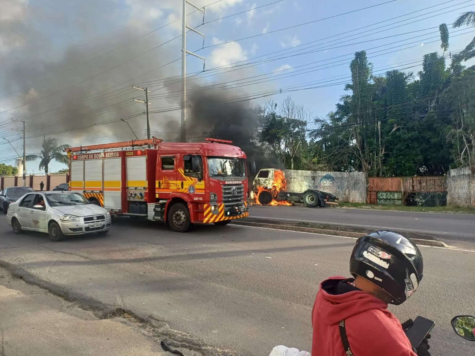 Caminhão pega fogo na Torquato Tapajós em Manaus