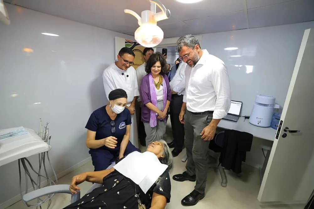 Wilson Lima apresenta Barco Hospital São João XXIII à ministra da Saúde