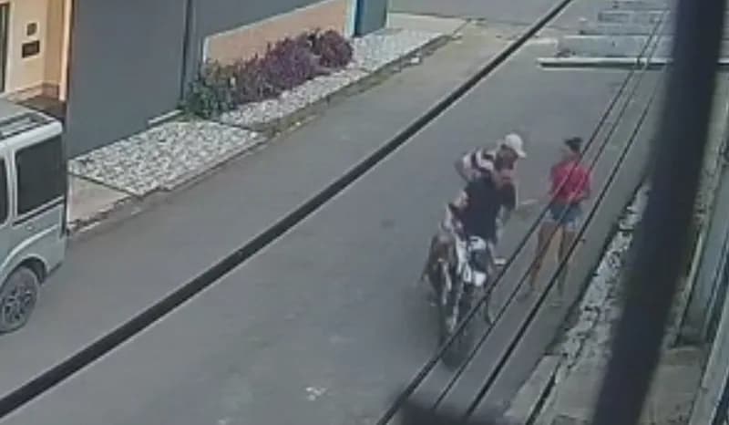 Mulher tem bolsa levada por criminosos em uma moto na Zona Leste de Manaus