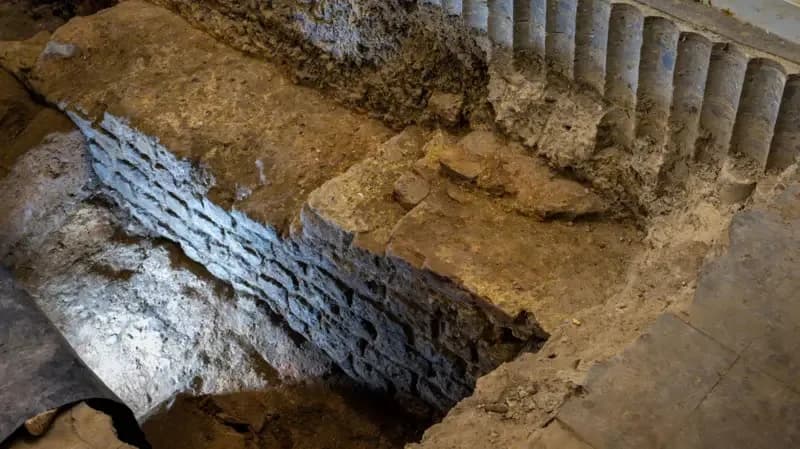 Tesouro arqueológico de 2 mil anos é encontrado no porão de escritório em Londres