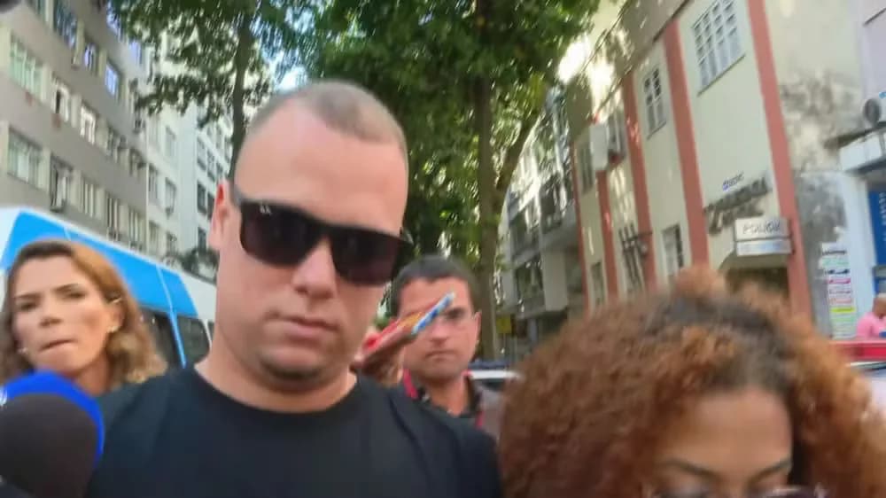 Motorista que chutou idosa no RJ depõe e admite que agrediu mulher por causa de farelo de biscoito