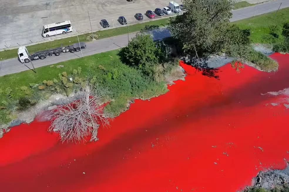 VÍDEO: Rio na Argentina fica ‘vermelho cor de sangue’ e assusta moradores da área