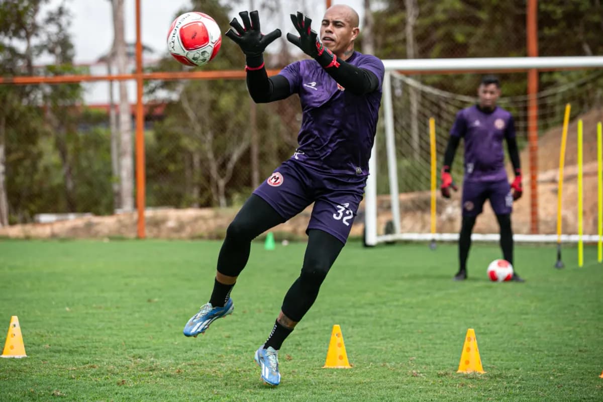 Manauara acerta com o goleiro Gleibson para a sequência do Barezão
