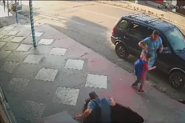 Buraco se abre em calçada e ‘engole’ homem no Novo Aleixo, em Manaus