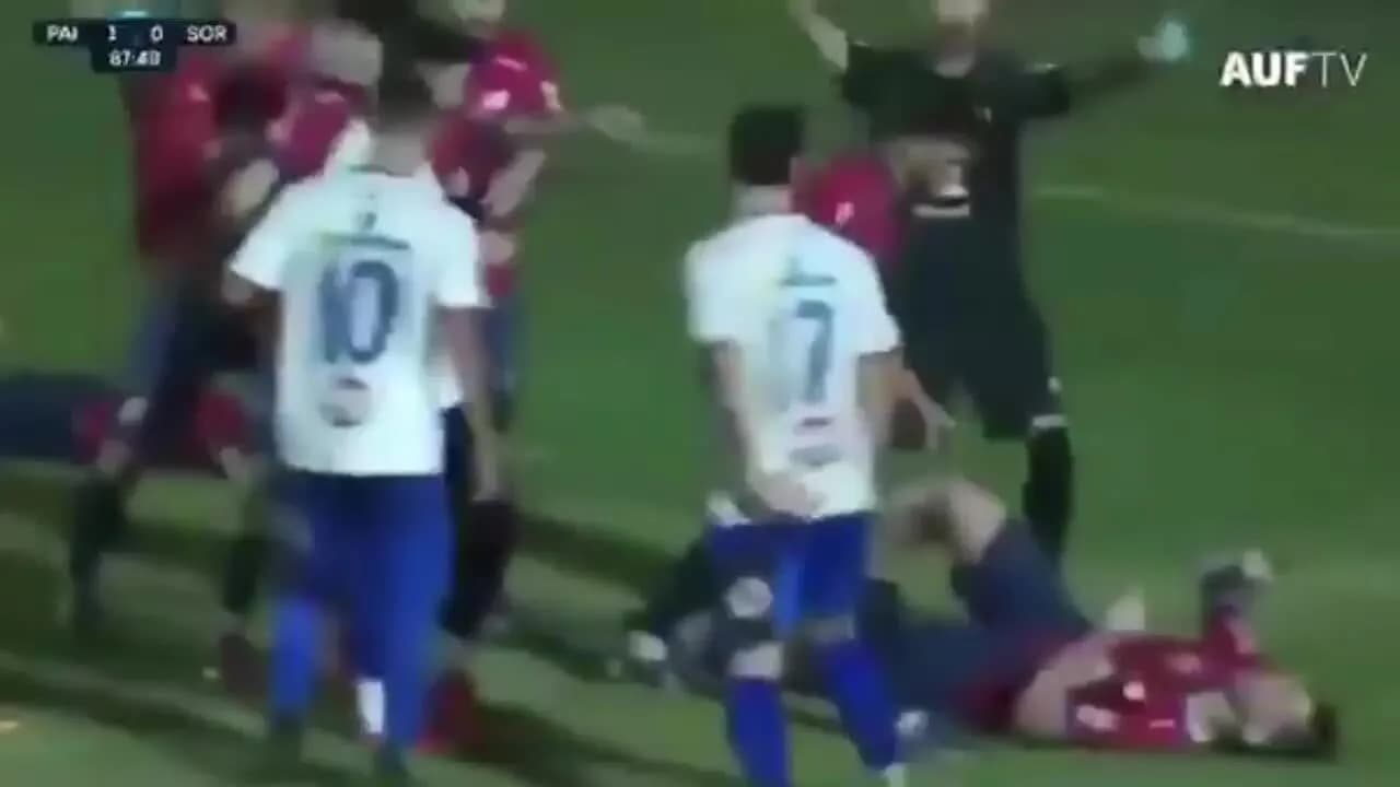 VÍDEO: Jogador leva soco e desmaia em campo no Uruguai