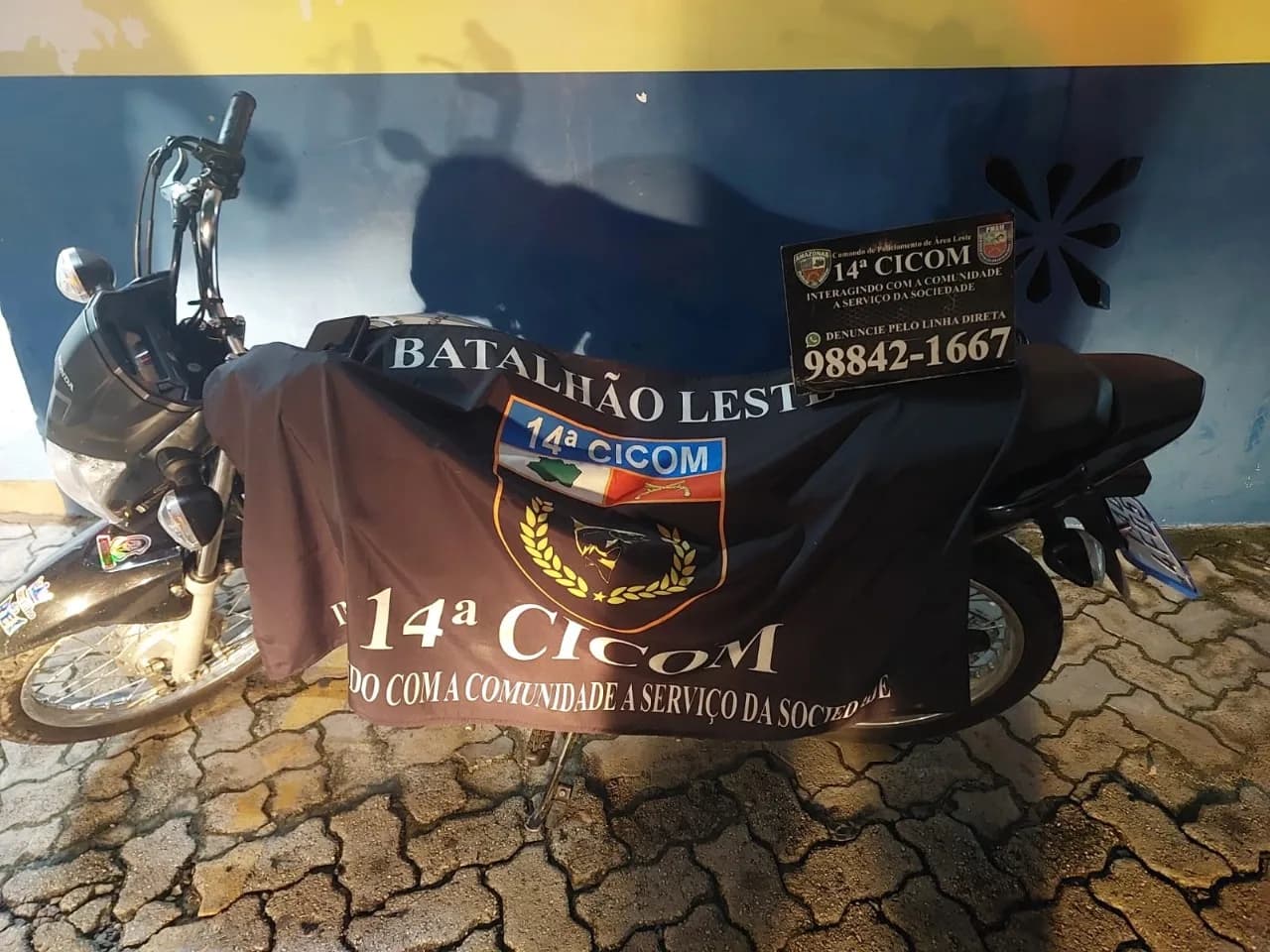 Dois homens são presos por roubo de motocicleta em Manaus