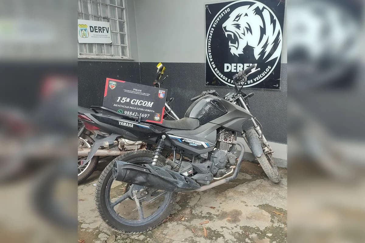 Motocicleta com restrição de roubo é encontrada dentro de buraco na zona Norte de Manaus