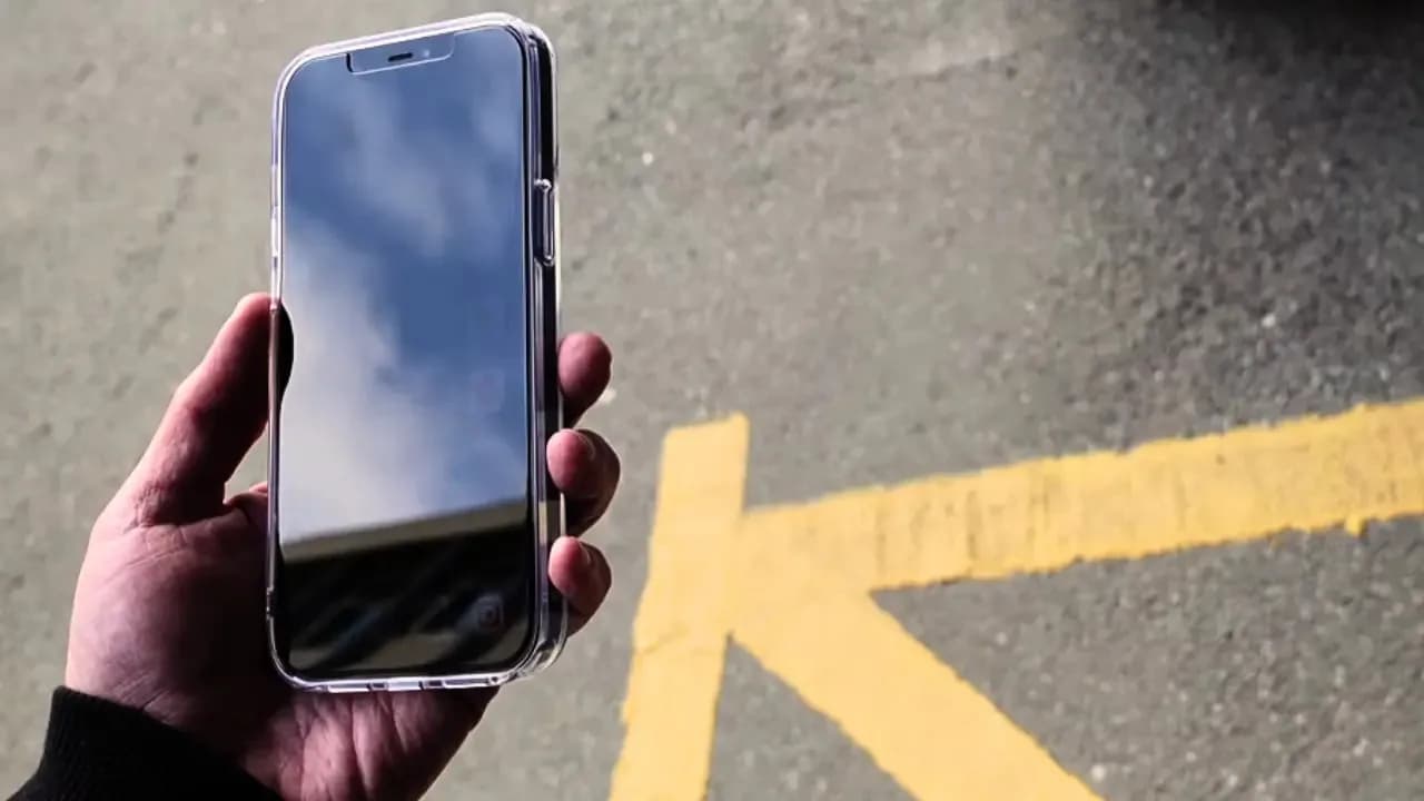 Película de privacidade em celular pode fazer mal à visão? Especialista alerta sobre o uso