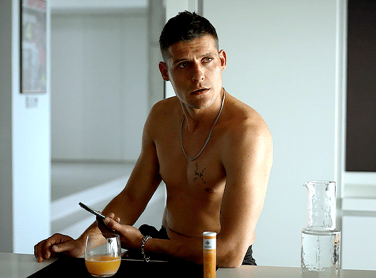 Ator da série Elite é acusado de estupro, cárcere privado e outros crimes contra mulher de 40 anos