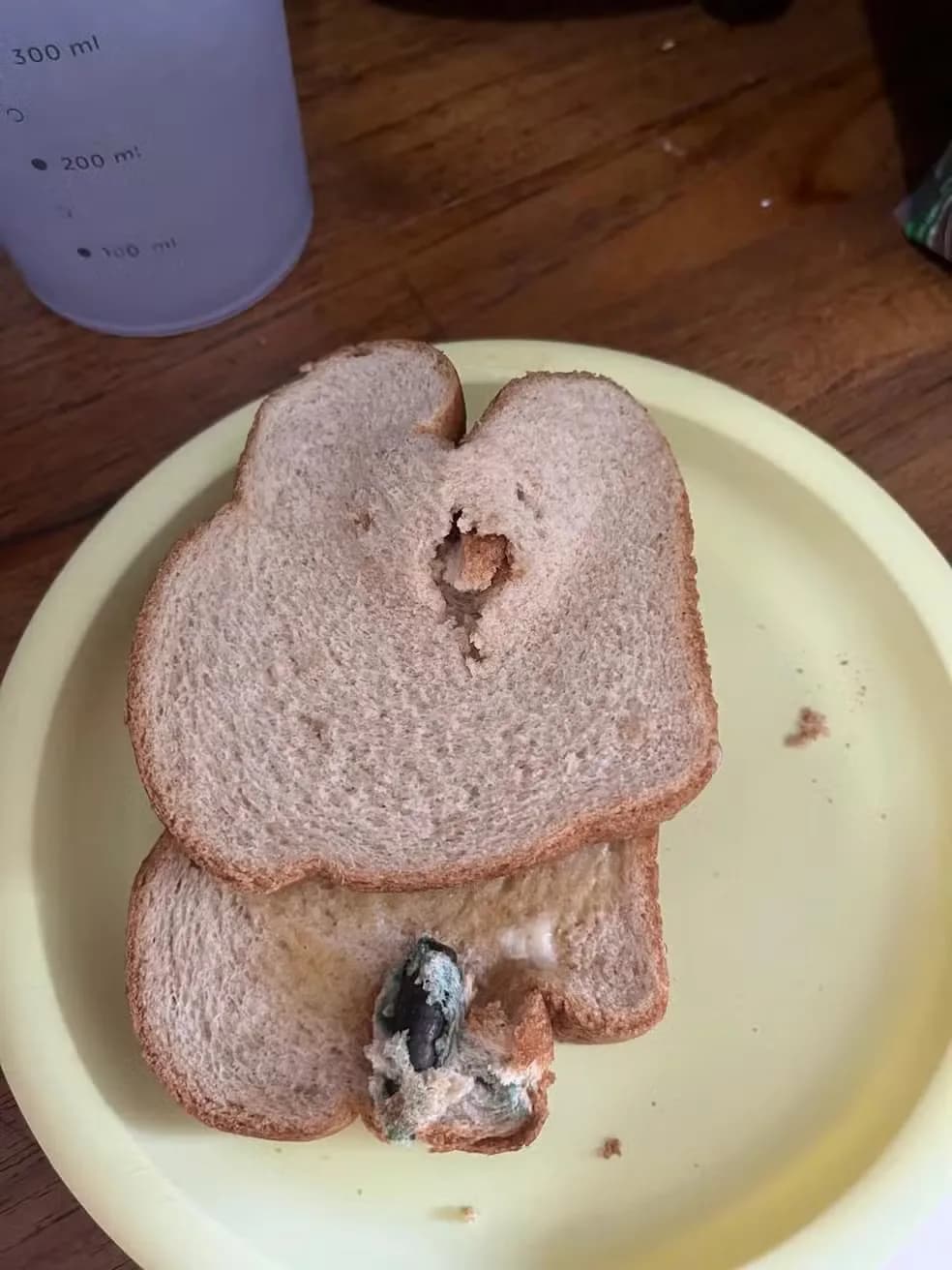 Mulher encontra bala de fuzil dentro de pão de forma no Rio de Janeiro