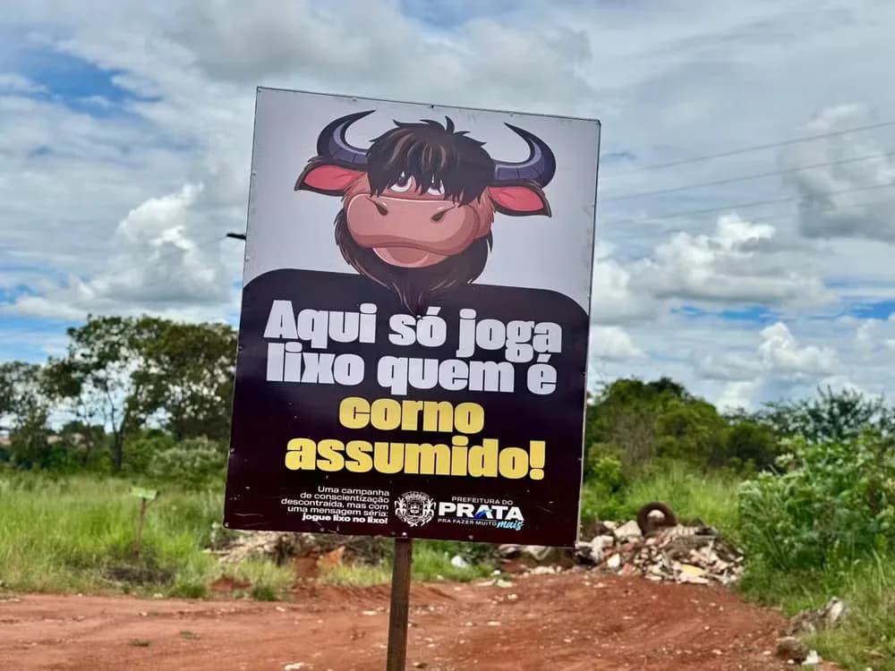 “Aqui, só joga lixo quem é corno”: Prefeito cria placas humoradas para combater descarte irregular
