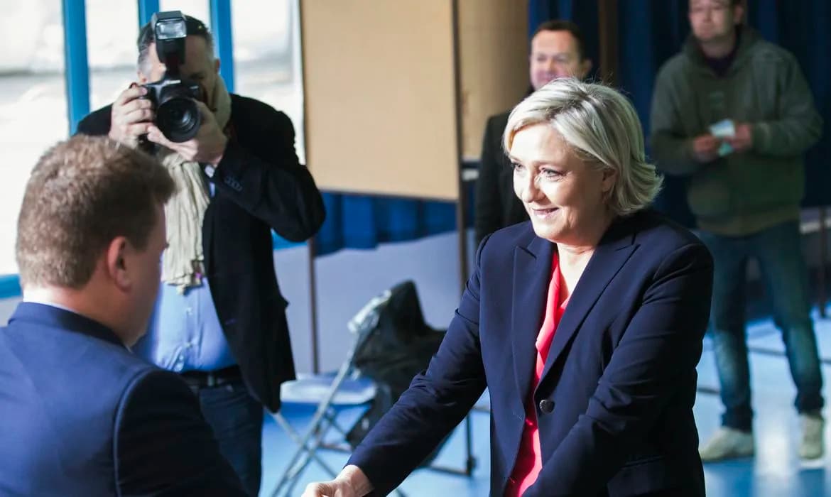 Justiça da França condena Marine Le Pen, líder da extrema-direita, por corrupção