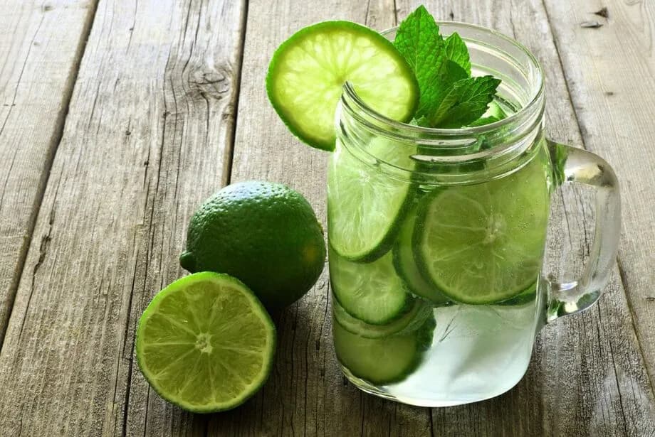 Pode tomar água com limão todos os dias? Saiba sobre os riscos