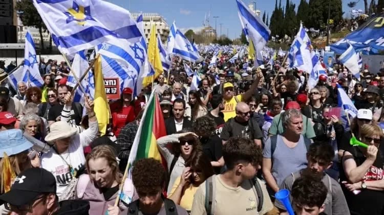 Milhares de israelenses protestam contra primeiro-ministro por recomeçar bombardeios em Gaza