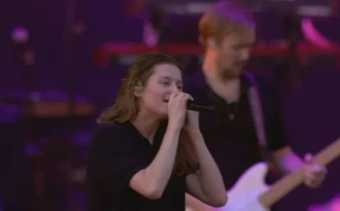 ‘Deus é gay’, diz cantora durante show no palco do Lollapalooza