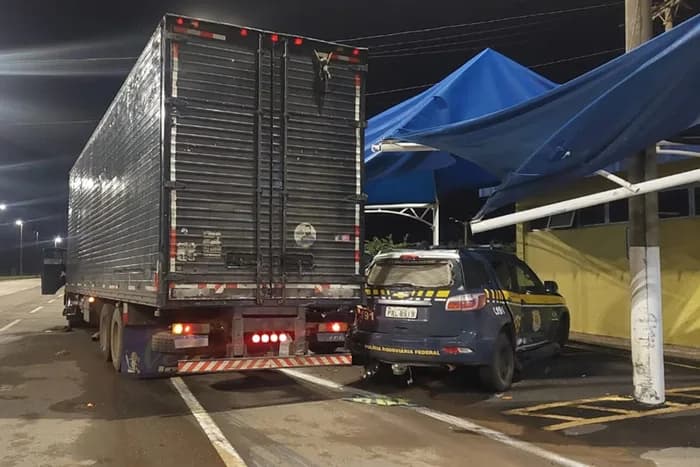VÍDEO: Caminhoneiro invade posto da PRF no DF, em protesto contra julgamento de Bolsonaro; “fiz de propósito”