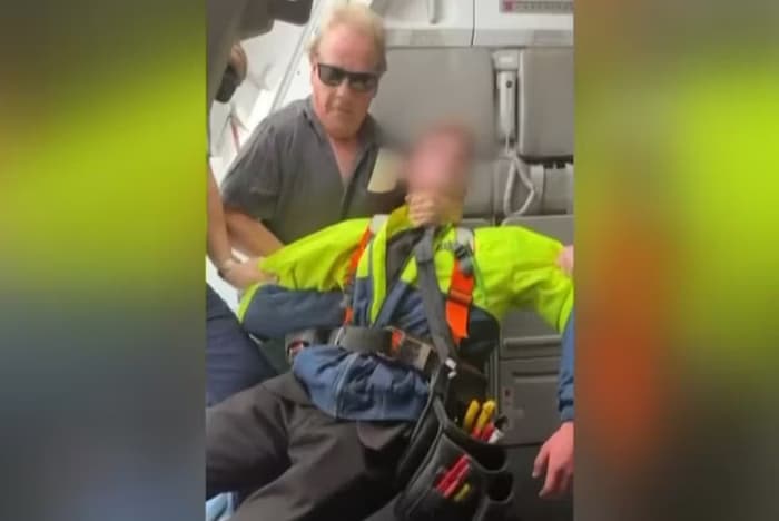 ATAQUE TERRORISTA: Adolescente armado invade avião e é impedido por ex-boxeador