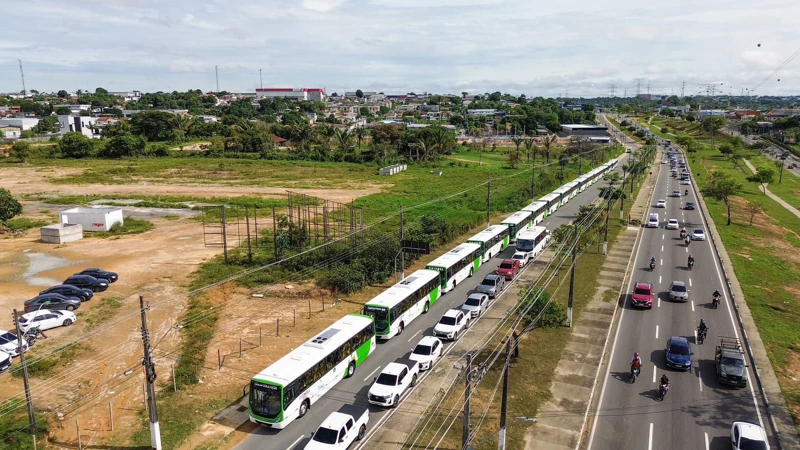 David Almeida entrega 19 ônibus para frota do transporte público em Manaus