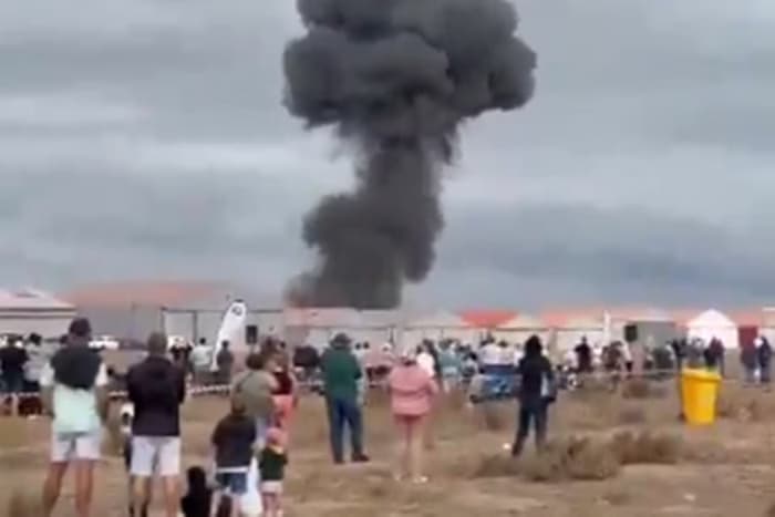 IMPRESSIONANTE: Avião cai e piloto morre durante evento aéreo na África do Sul; veja vídeo