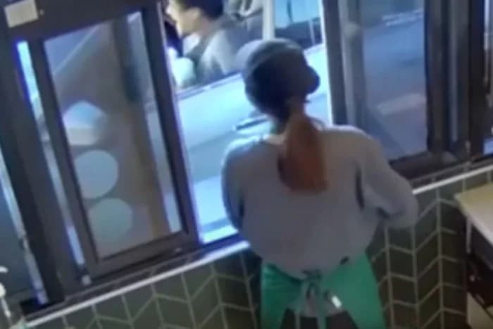 Starbucks é condenado a pagar US$ 50 milhões a homem que teve pênis desfigurado; entenda