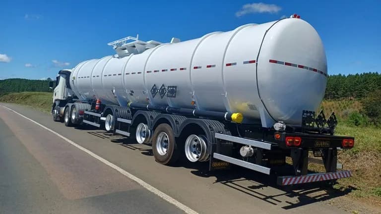 VÍDEO: carreta trafega sem 13 pneus em rodovia de Santa Catarina