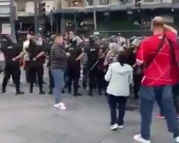 VÍDEO: Aposentada é empurrada por policial durante manifestações na Argentina e sofre ferimento na cabeça