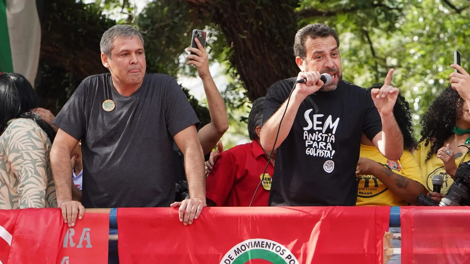 Manifestantes satirizam Bolsonaro e Trump em ato contra anistia e oposição faz piada