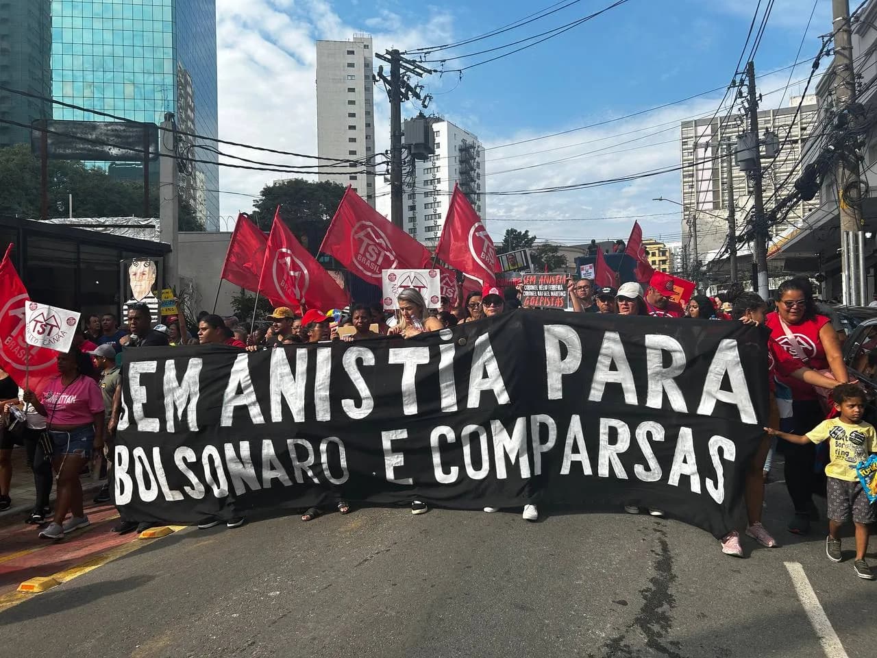 Manifestantes satirizam Bolsonaro e Trump em ato contra a anistia e oposição faz piada: “Flopou”