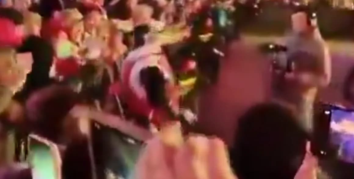 Robô humanoide avança contra visitantes durante evento na China