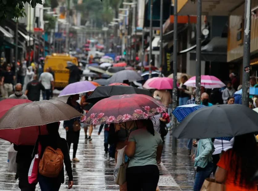 Frente fria avança pelo Brasil; temporais são esperados no Sul e Sudeste
