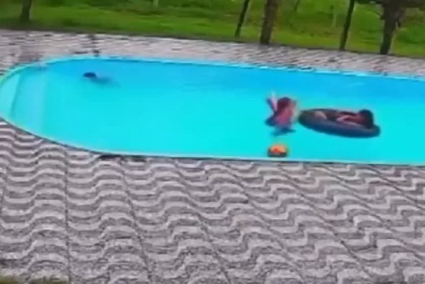 VÍDEO: Criança de 5 anos morre afogada em piscina no Amazonas
