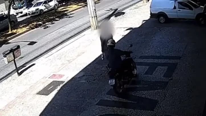 VÍDEO: Motociclista sobe na calçada e furta celular de pedestre em BH