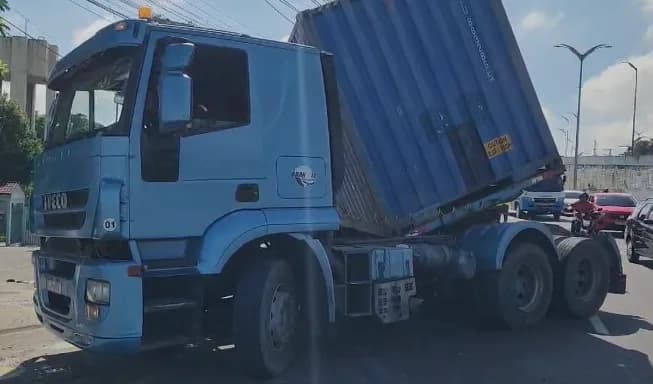 VÍDEO: Contêiner quase tomba e deixa trânsito caótico na Bola do Coroado, em Manaus