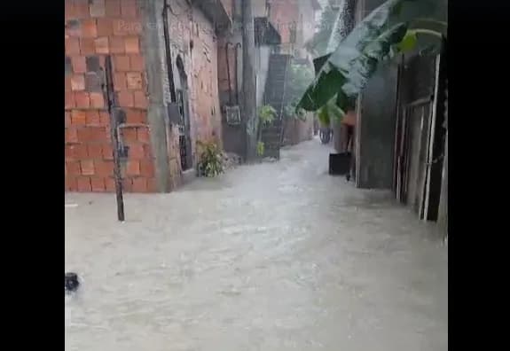 Temporal causa estragos e deixa ruas alagadas em Manaus; veja vídeos