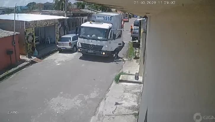 IMAGEM FORTE: Criança de 6 anos sai para comprar pão e é esmagada por caminhão de lixo em Manaus