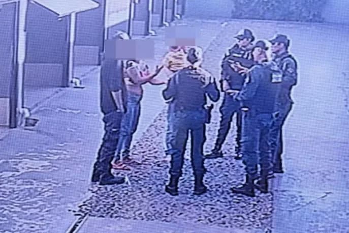 Criança de 2 anos é encontrada sozinha dentro de carro em motel no MS