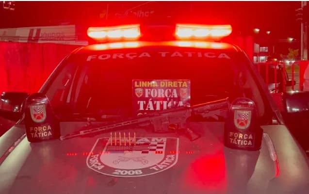 Fuzil e munições são apreendidos por policiais da Força Tática após fuga de criminosos em Manaus