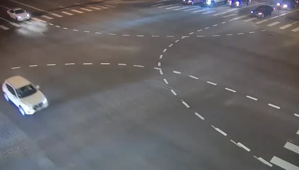 VÍDEO: Tesla em alta velocidade colide com quatro carros nos EUA