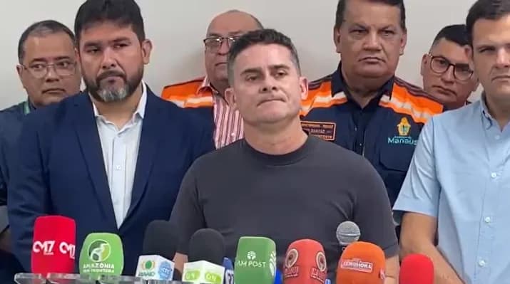 David Almeida comenta críticas à Águas de Manaus por obras que danificam vias