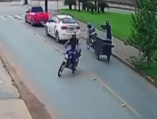 VÍDEO: Homem é morto a tiros enquanto pilotava moto em MT