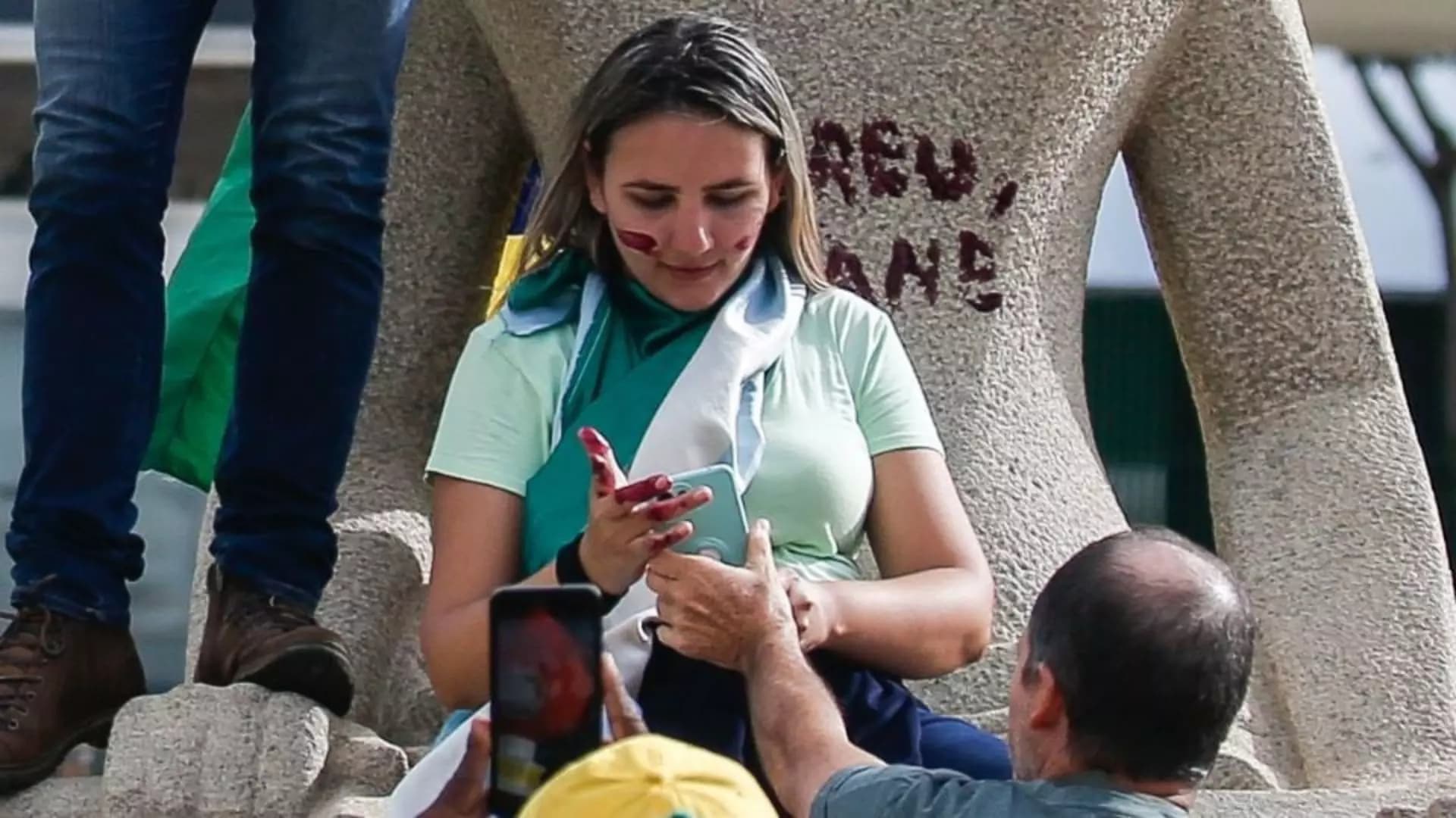 STF retoma julgamento de mulher que pichou estátua da Justiça no 8 de Janeiro