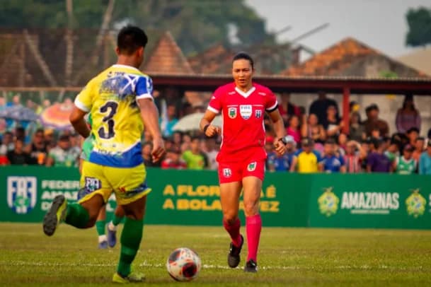 Edina Alves, árbitra da FIFA, apita Amazonas e Manaus na final do 1º turno do Barezão